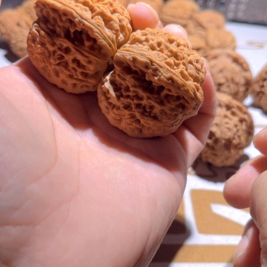 把件桃核有**盔涿鹿南疆石。骨质嘎嘎嘎嘎