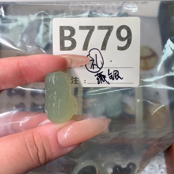 甜***.蛇纹石玉未镶嵌颈饰