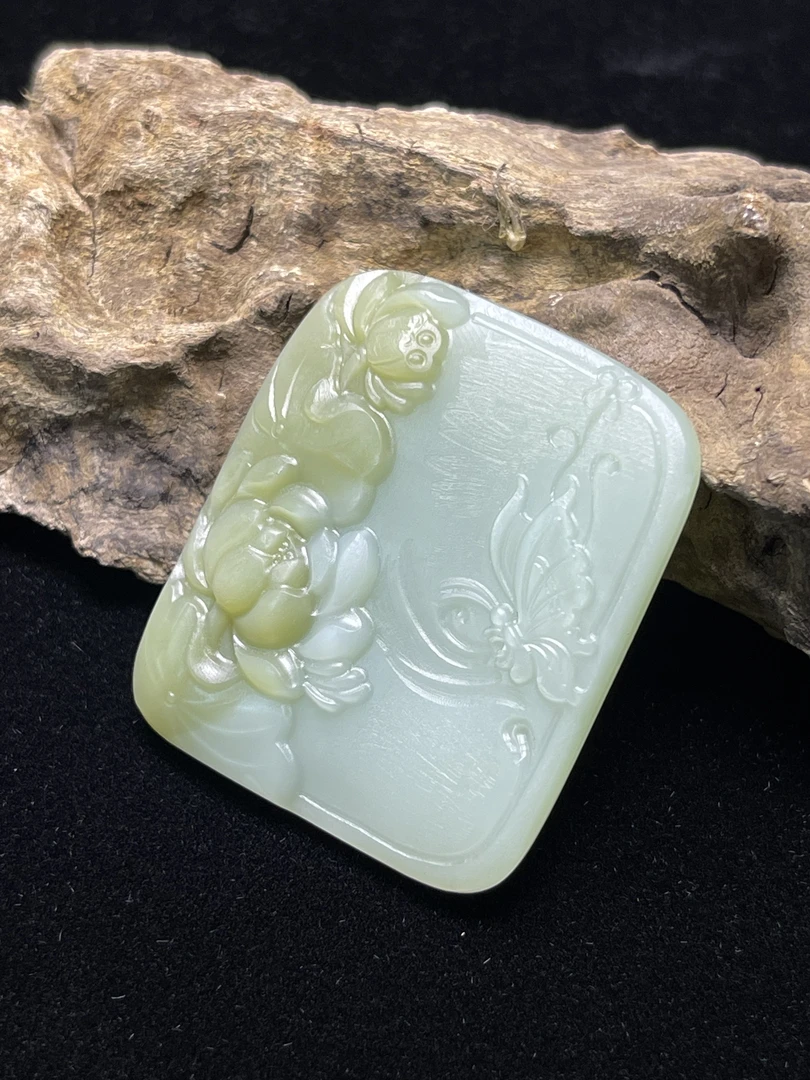 蝶恋花俏色巧雕碧玉粉青小牌