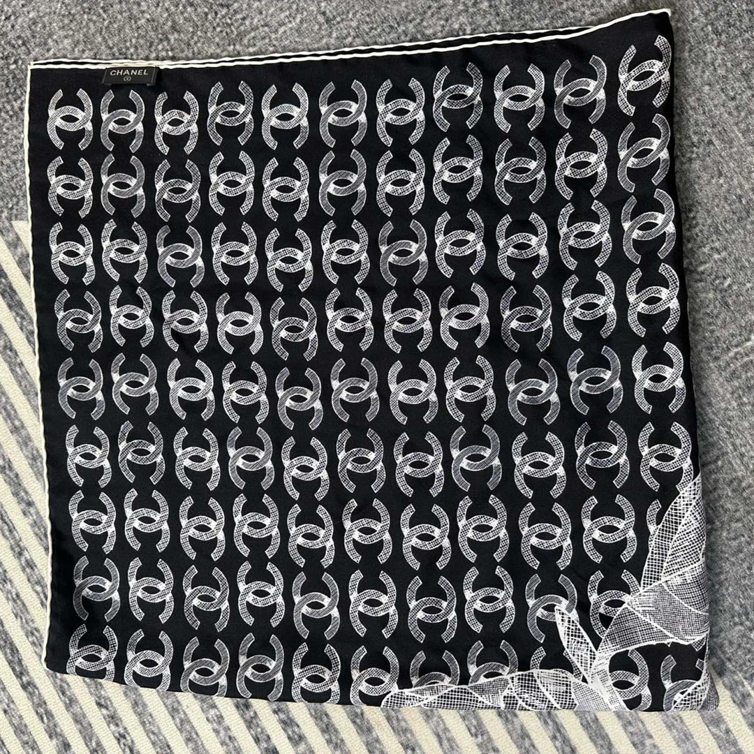 95新 Chanel/香奈儿 chanel香奈儿双C满印山茶花方巾.89*89丝巾