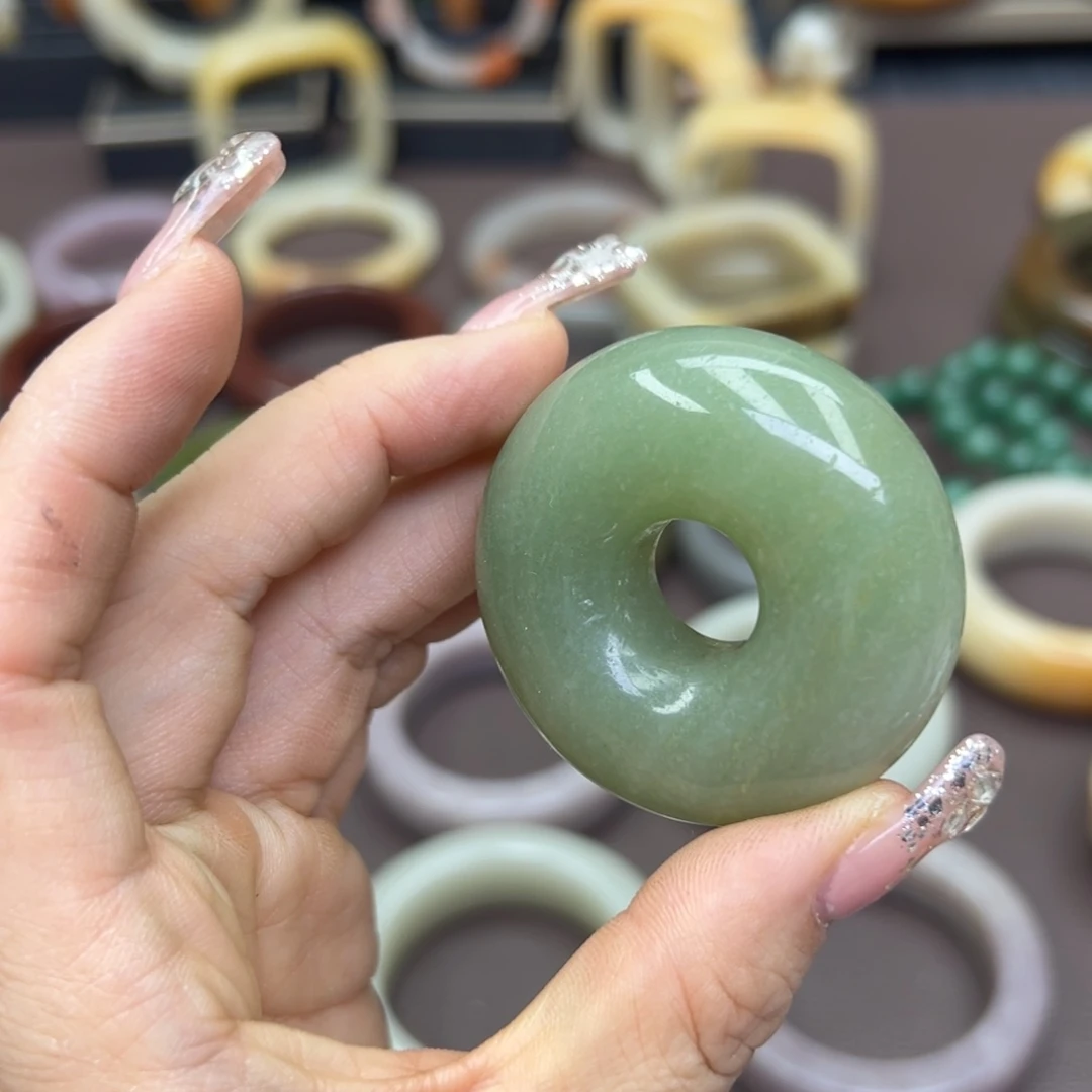 石英质玉手镯未镶嵌奶****?