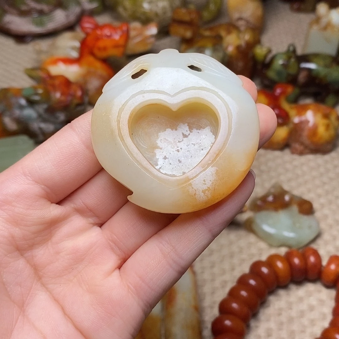 玉***）蛇纹石玉未镶嵌颈饰