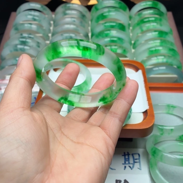 月***上石英质玉未镶嵌手镯