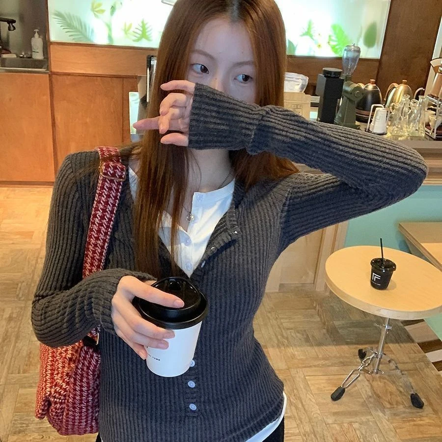 假两件拼接撞色针织长袖打底衫女2025春秋半开领纽扣修身显长袖辉