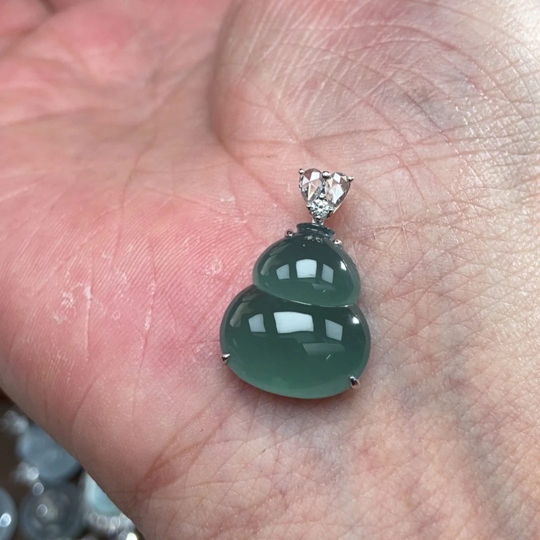 颈饰18K金镶嵌翡翠葫芦