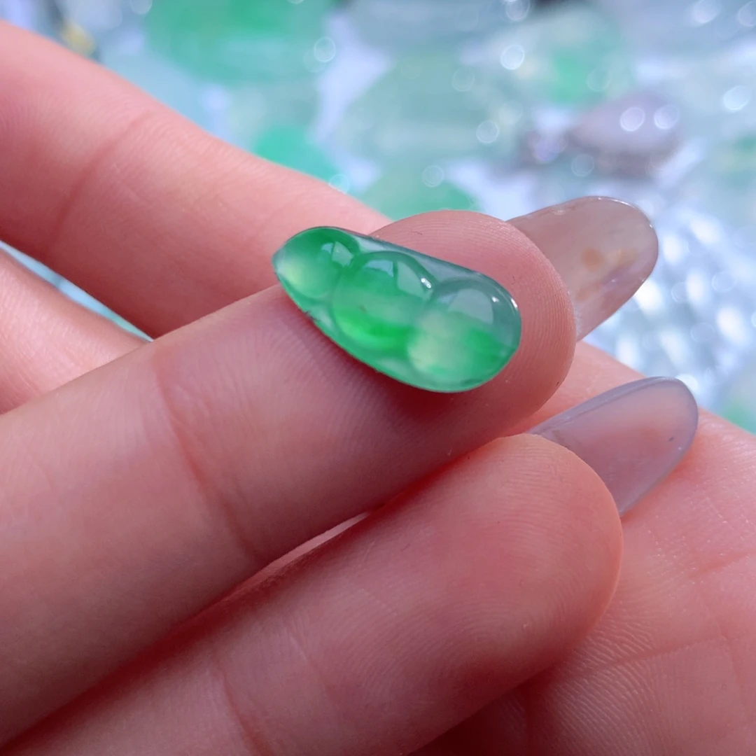 翡翠未镶嵌颈饰缅甸