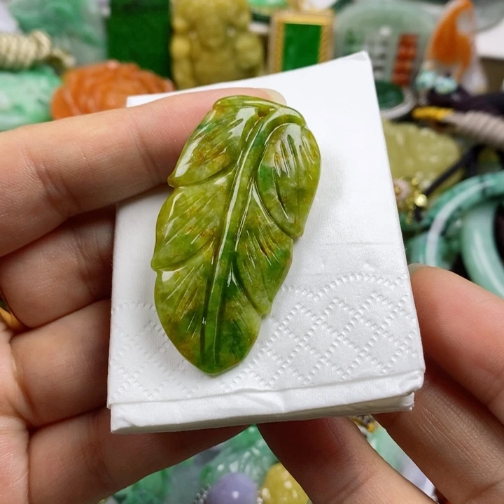 翡翠吊坠(赠链)未镶嵌