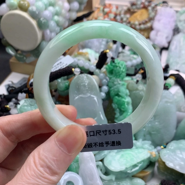 翡翠手镯未镶嵌小*吊坠