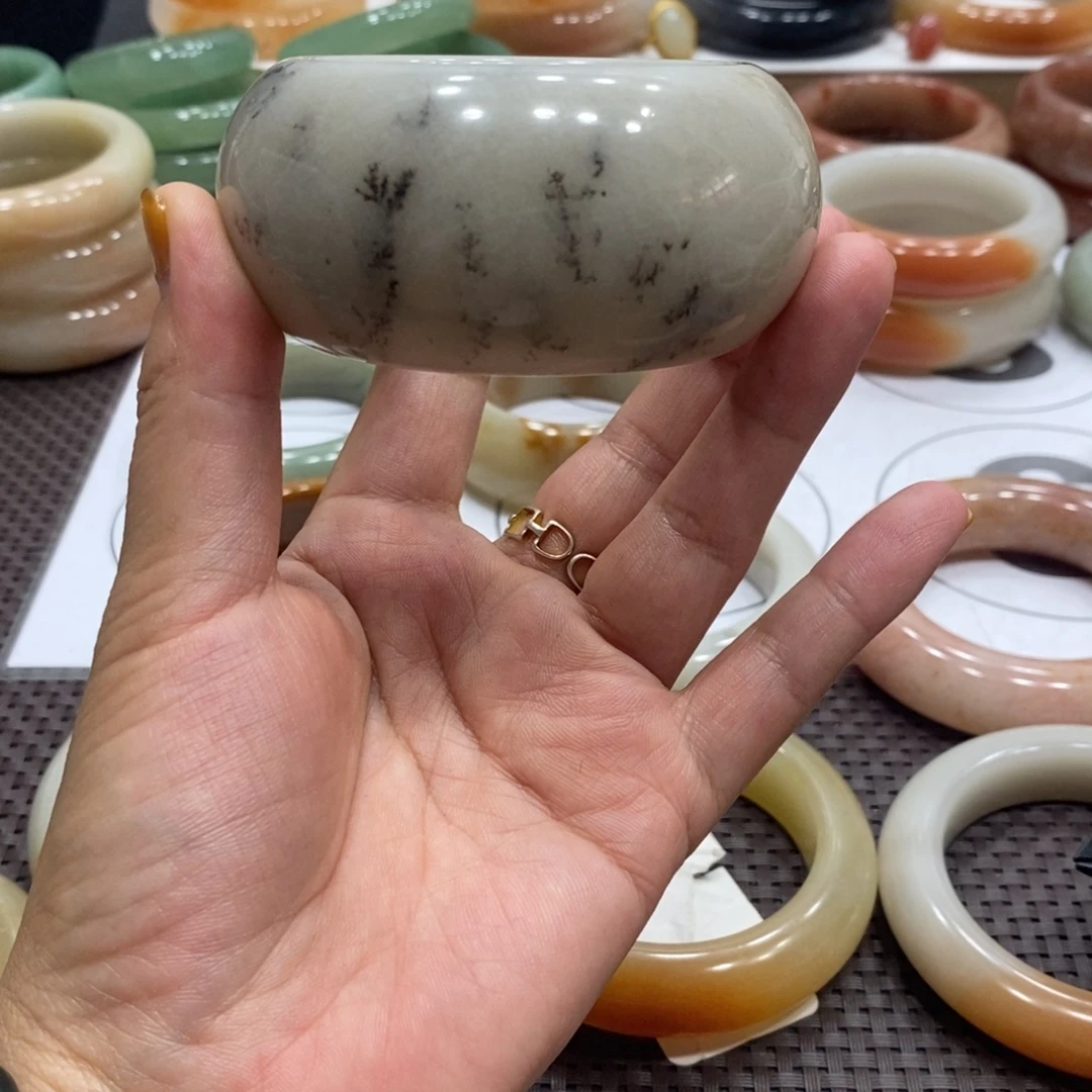 北***石英质玉手镯未镶嵌