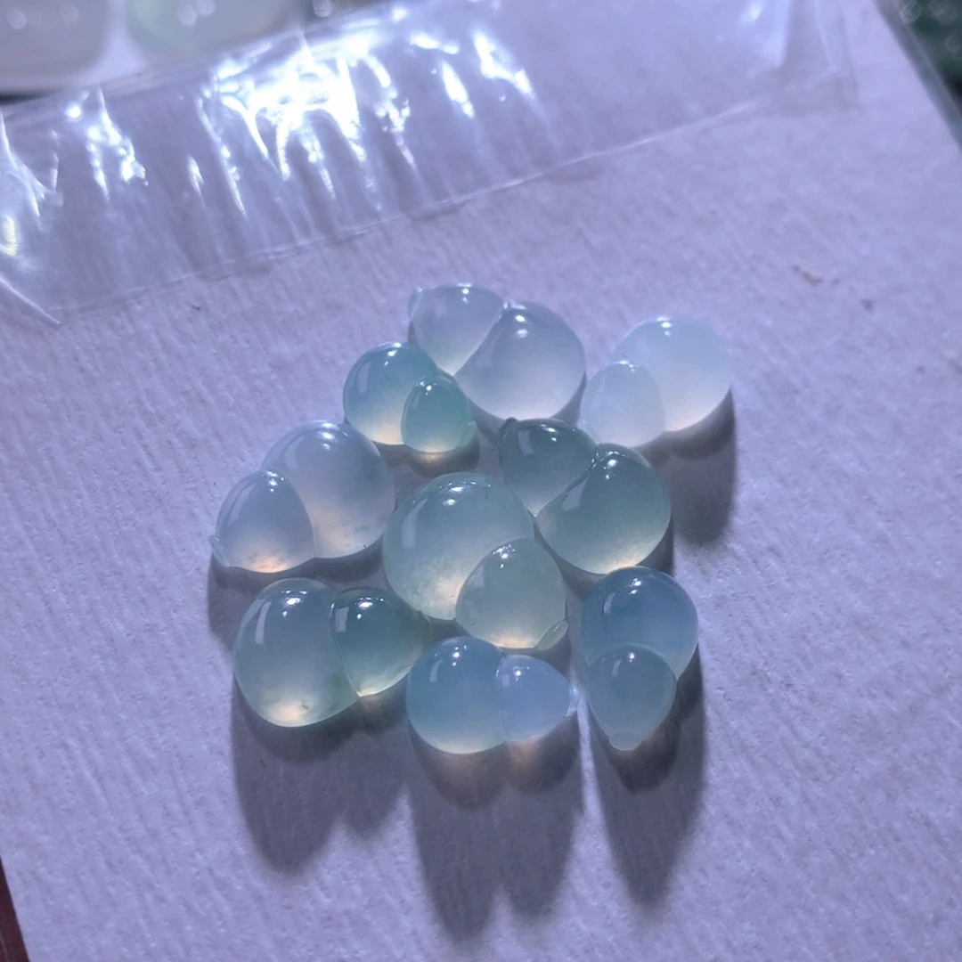 翡翠未镶嵌颈饰一手