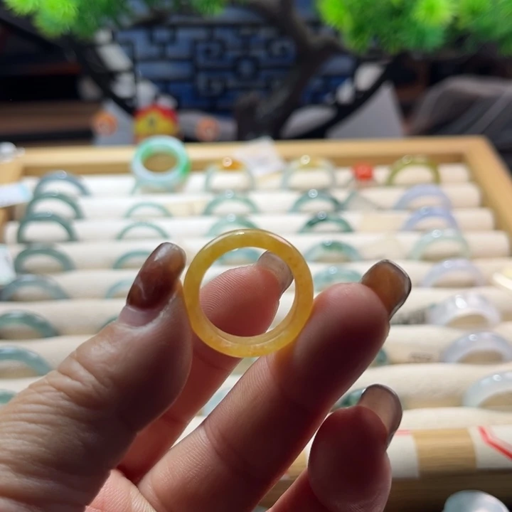 翡翠未镶嵌戒指黄翡