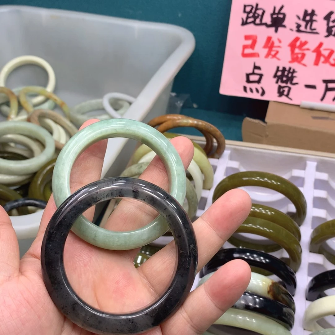 一***。蛇纹石玉未镶嵌手镯