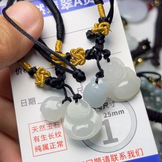 翡翠未镶嵌颈饰佛