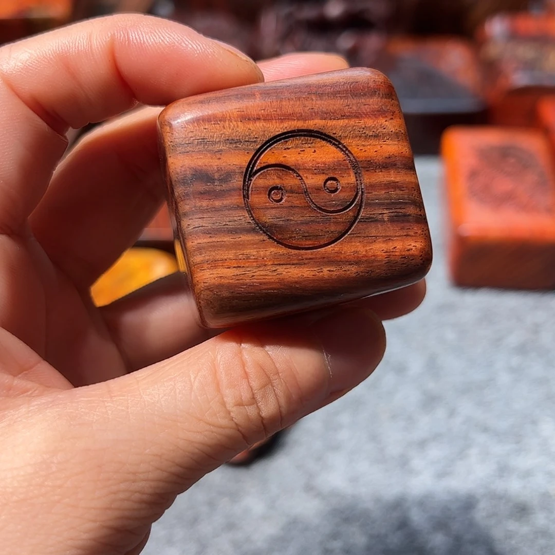 交趾黄檀（大红酸枝）哥***币