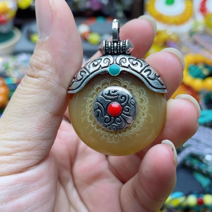 树脂制品1号扣子吊坠