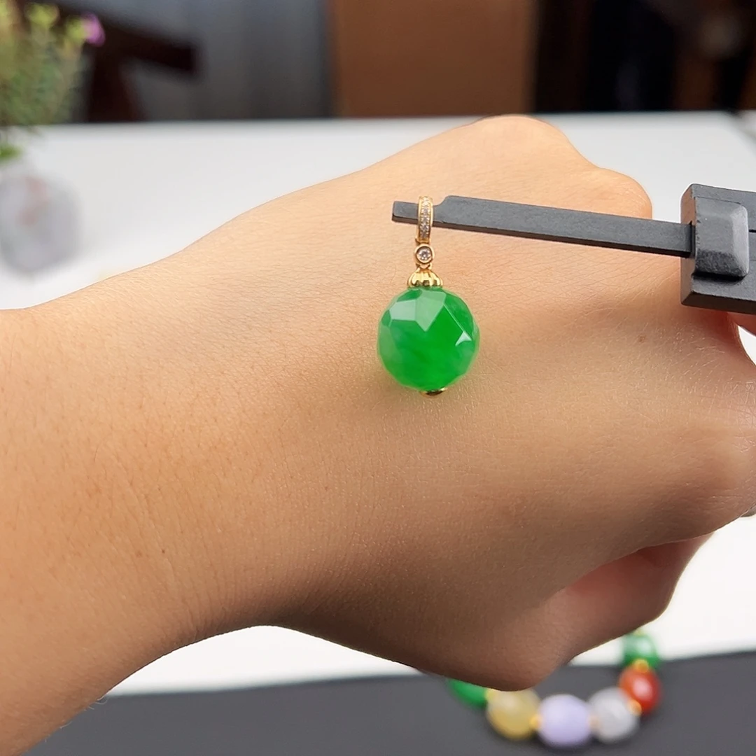 翡翠18K金镶嵌颈饰冰绿拾光