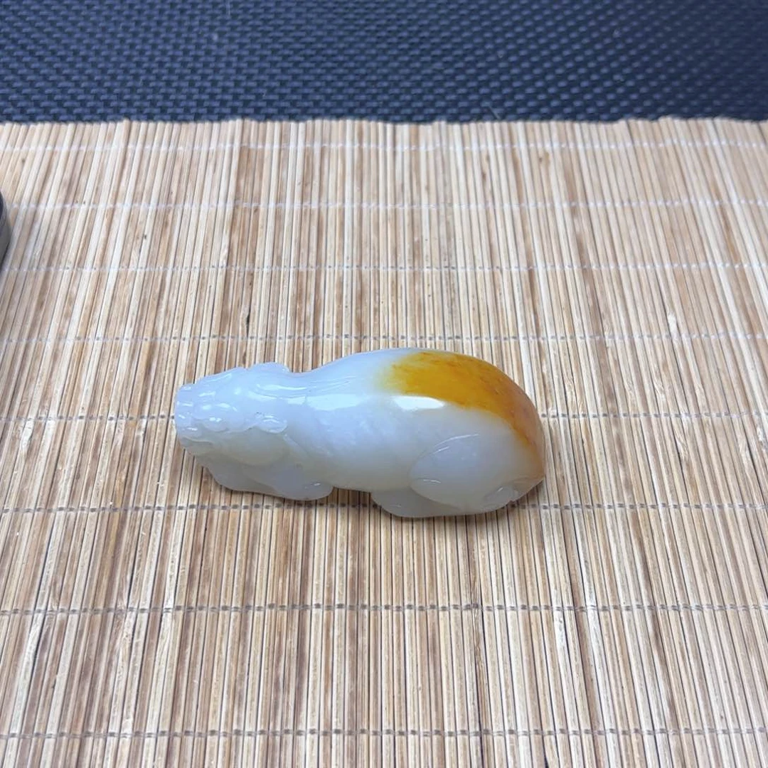 和田玉未镶嵌把件