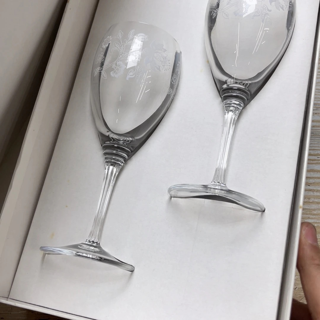 瓷片旧*堂密密麻麻地排列着一个