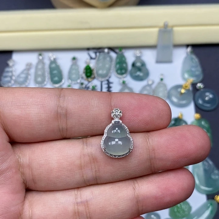 黄***酱吊坠(赠链)18K金镶嵌翡翠葫芦