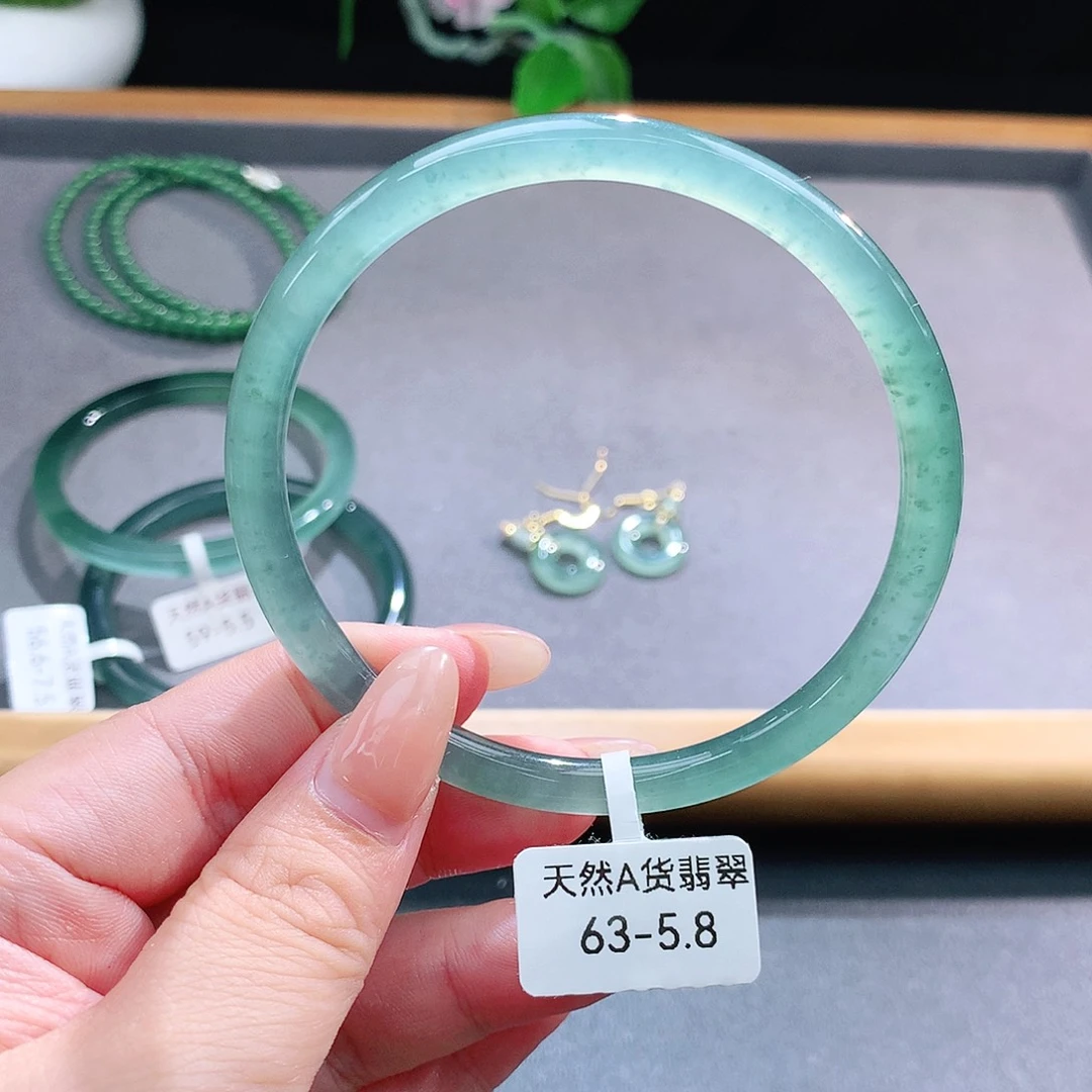 未镶嵌手镯（圆镯）翡翠