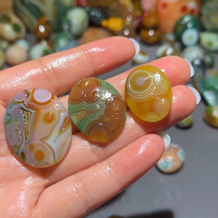 詹***峰玛瑙/玉髓颈饰未镶嵌