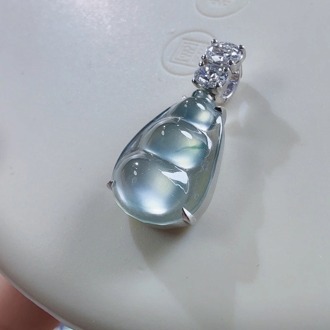 翡翠18K金镶嵌颈饰玻璃冰豆