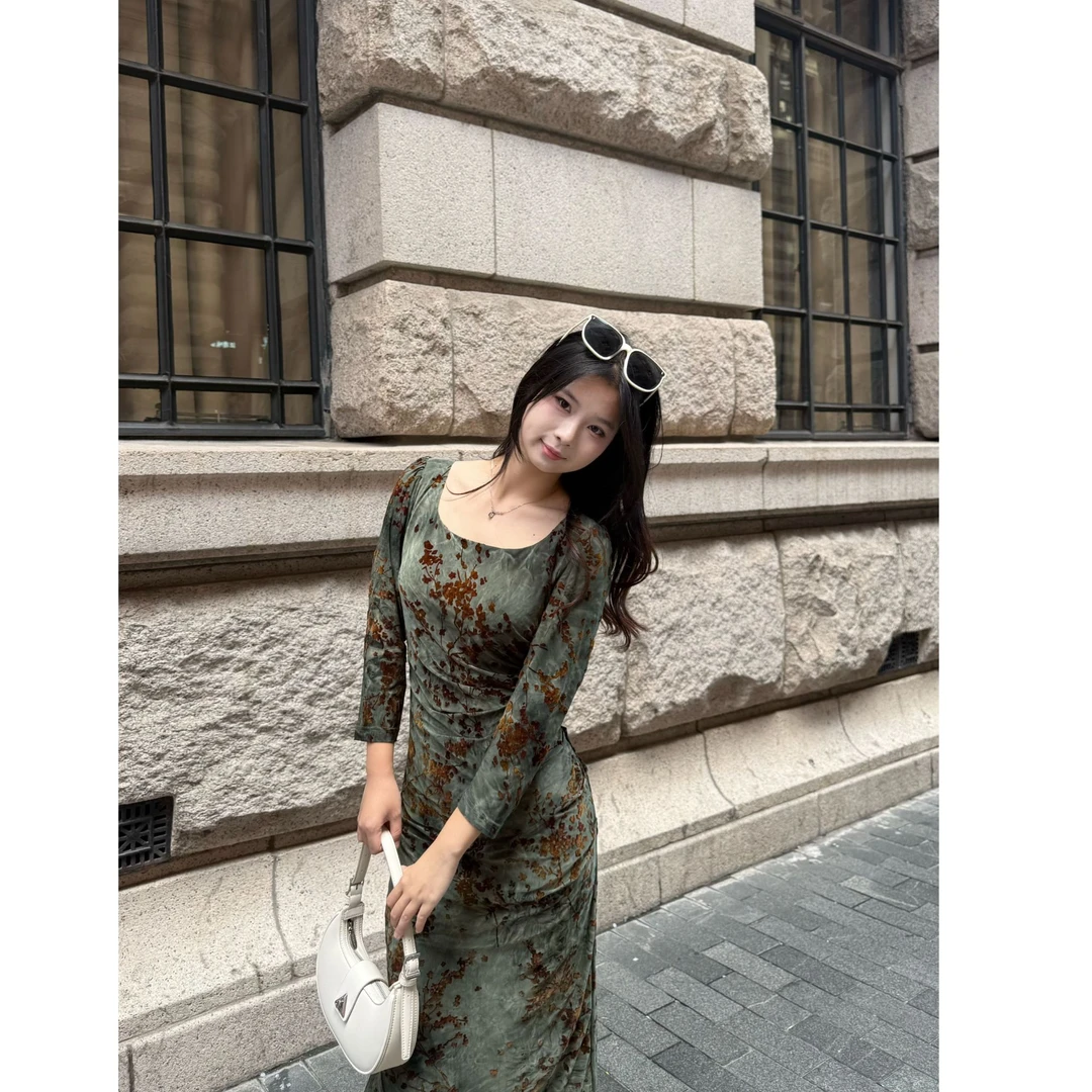 复古晕染植绒提花女秋装法式方领长袖修身显瘦开叉海边拍照连衣裙
