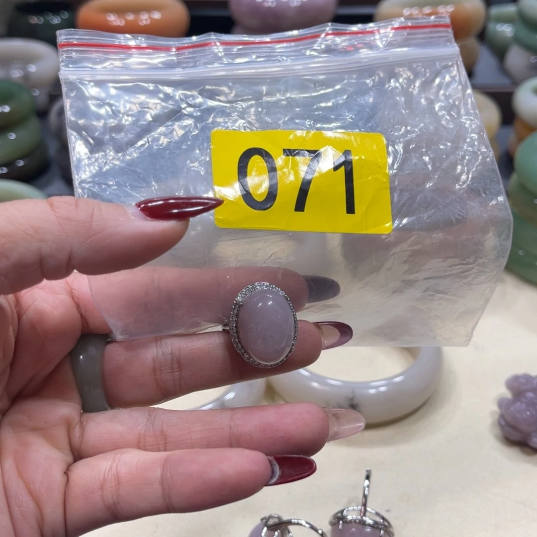 未镶嵌手镯石英岩玉吴**宝