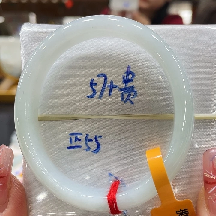 翡翠手镯未镶嵌翡翠手镯