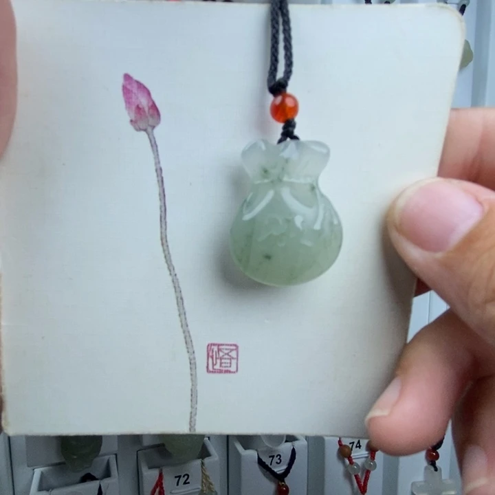 有***伴颈饰未镶嵌石英质玉