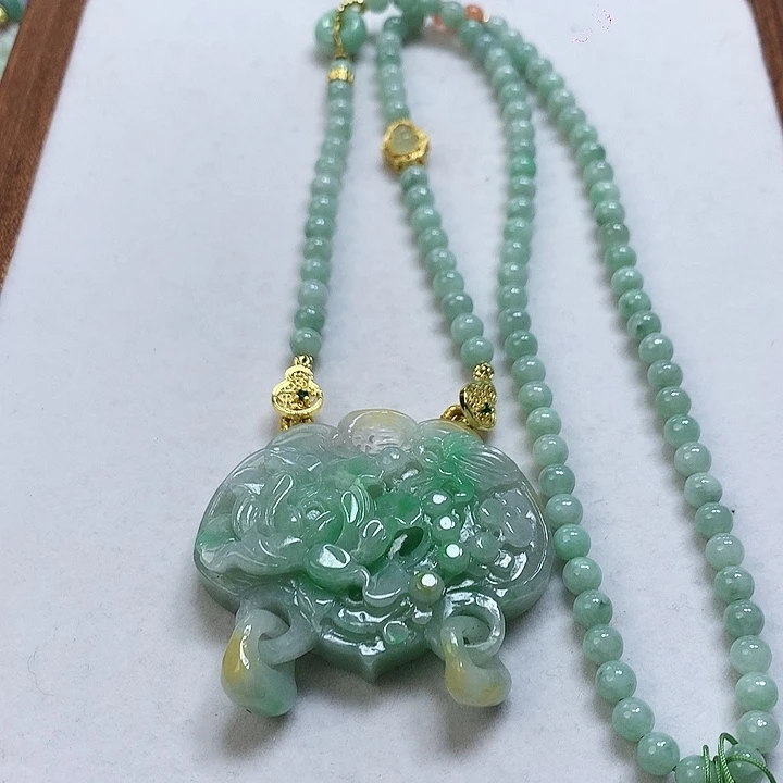 翡翠颈饰未镶嵌吊坠