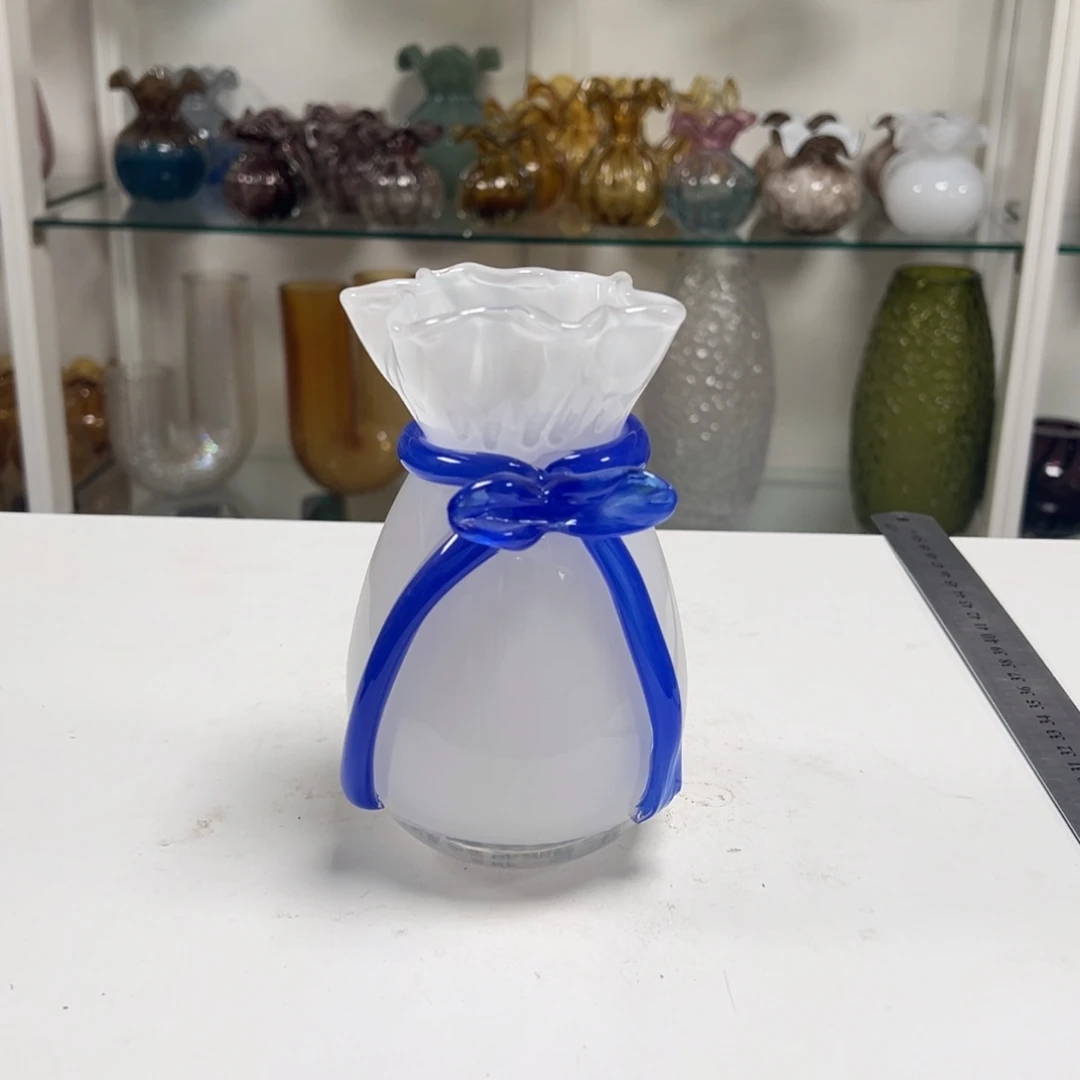 白瓷蓝带小花瓶高度16微瑕