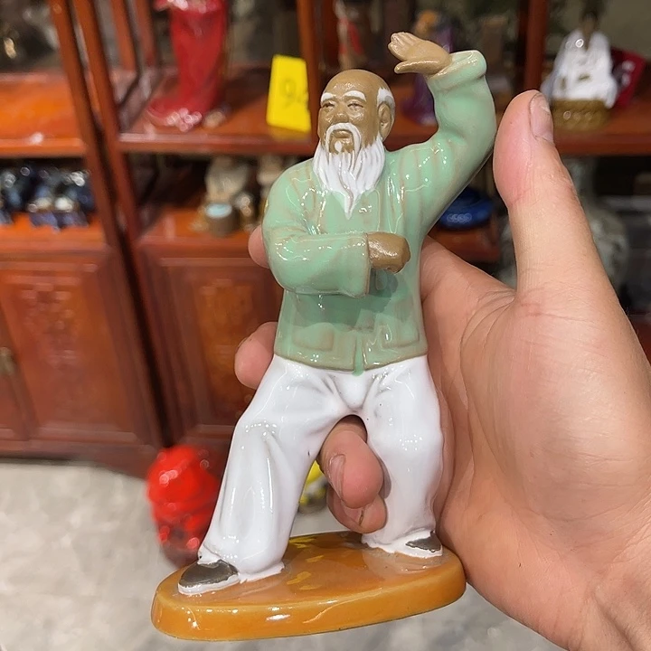 石湾公仔衬托盆景漂亮