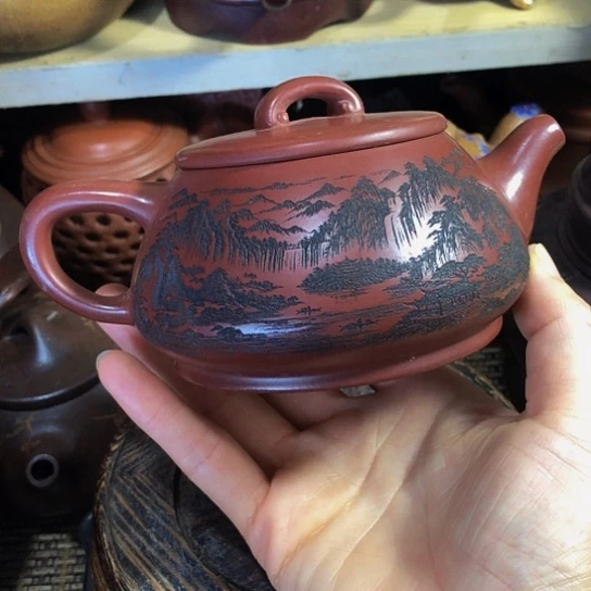 茶壶紫砂原矿泥料手工制作的一把紫砂壶。