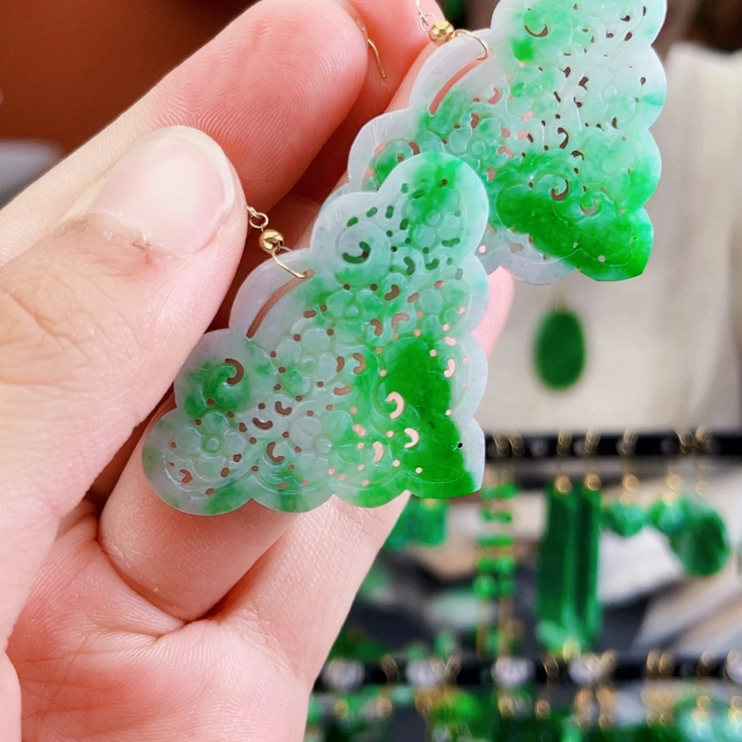 18K金镶嵌翡翠耳饰