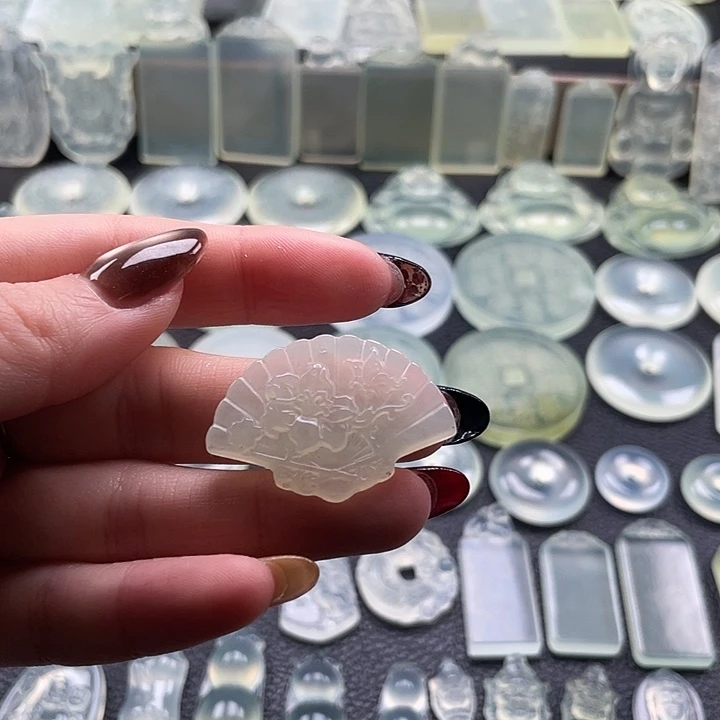 岫玉未镶嵌颈饰扇子