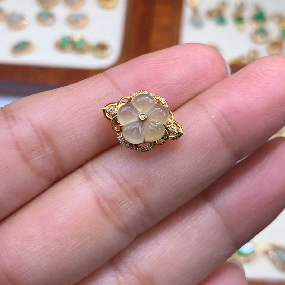 翡翠18K金镶嵌毛衣链五瓣花