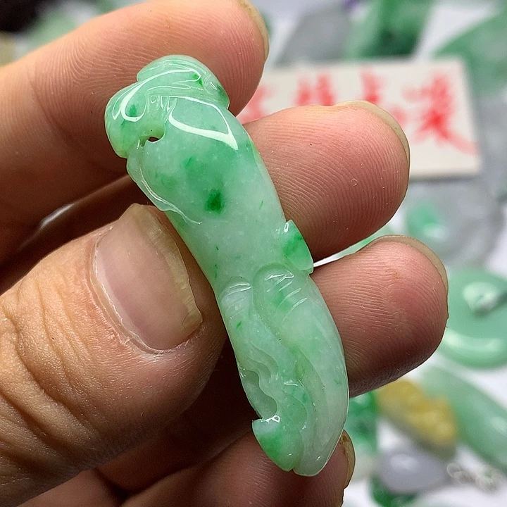 翡翠未镶嵌吊坠(赠链)