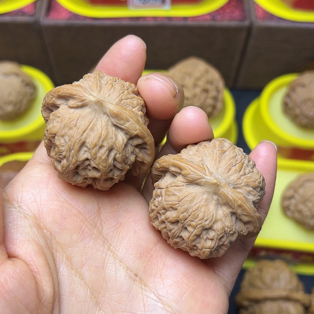 文玩核桃吊坠血麒麟40