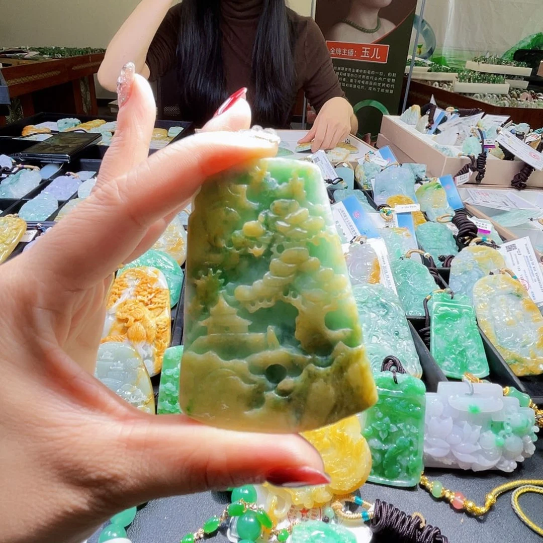 翡翠未镶嵌颈饰一个