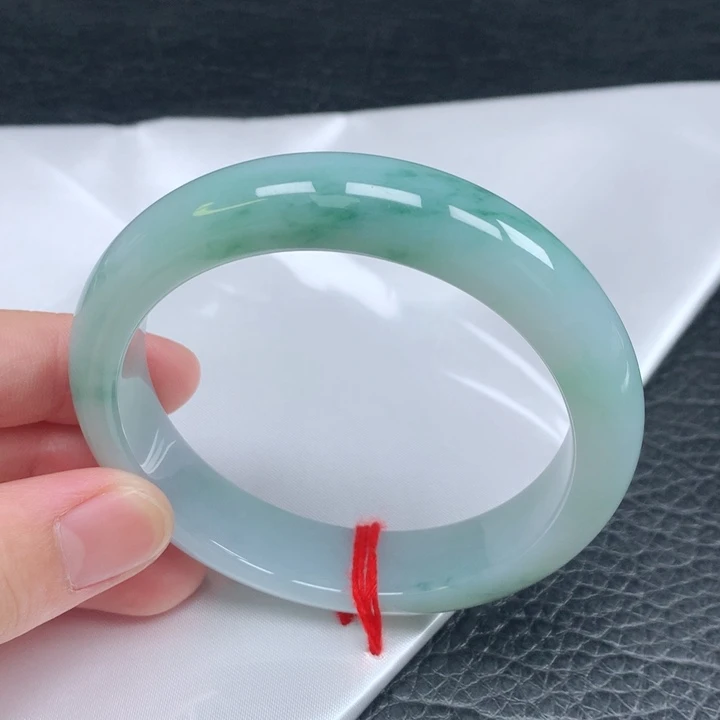 翡翠手镯未镶嵌好***伴。