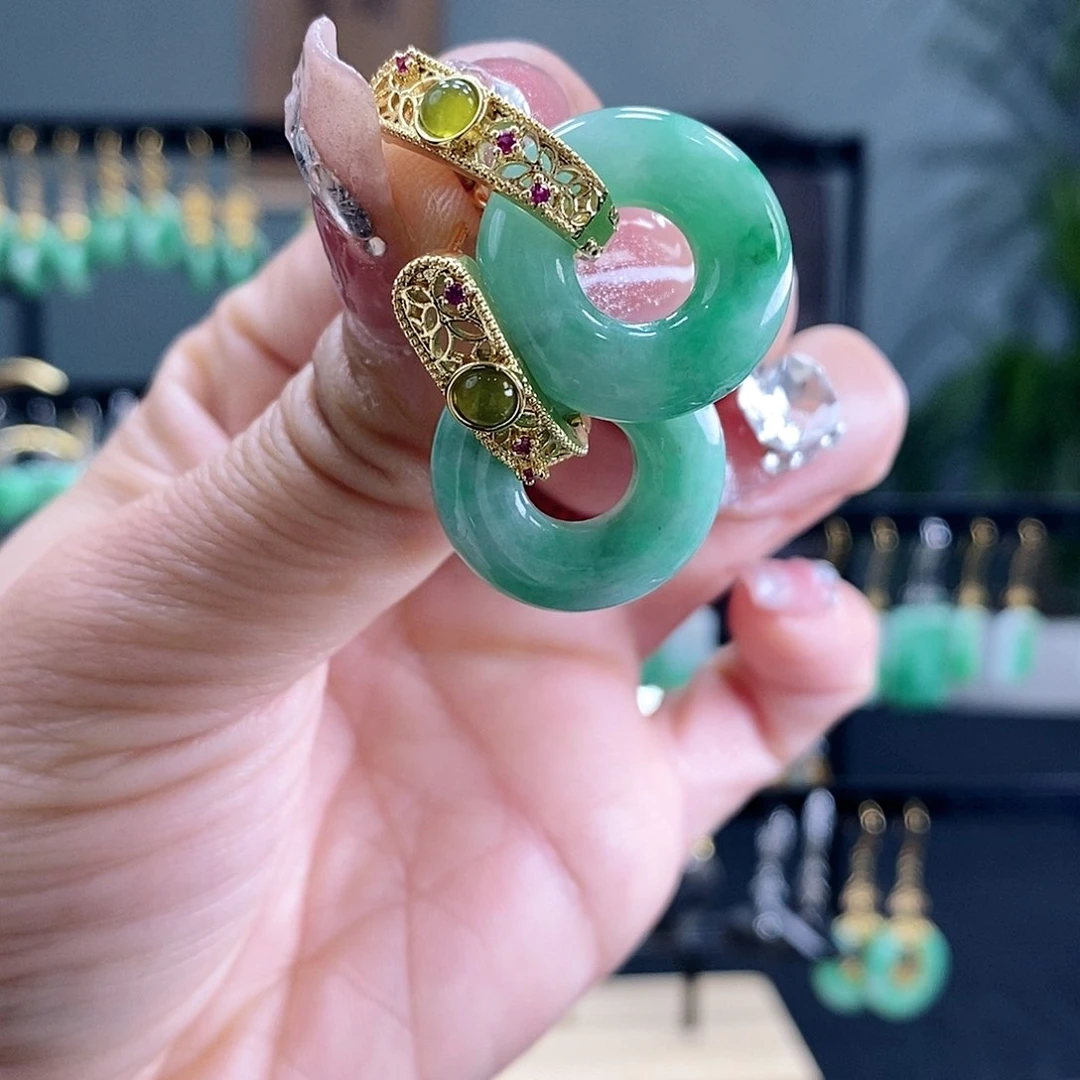 翡翠耳饰未镶嵌翡翠