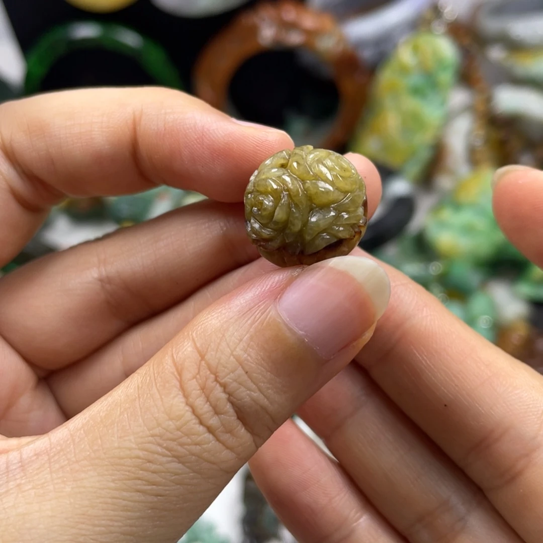 莉***姐颈饰未镶嵌翡翠牌子
