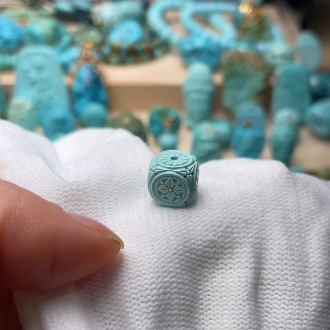 ****默绿松石未镶嵌颈饰