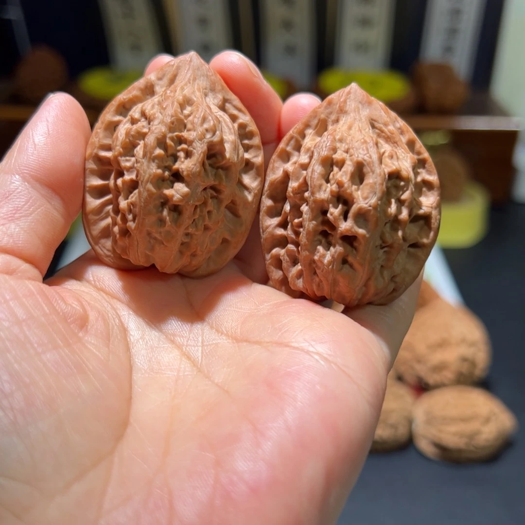 文玩核桃把件天外陨铁，秦岭蜡皮野生鸡心