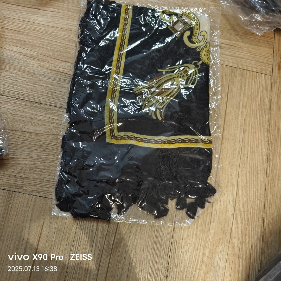 品牌剪标  T7-23  黑色花围巾