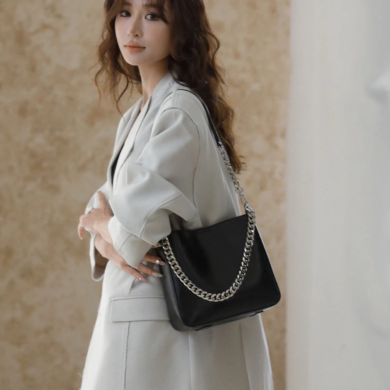 HY2025秋冬新款简约百搭时尚牛皮链条腋下包真皮单肩斜挎水桶女包