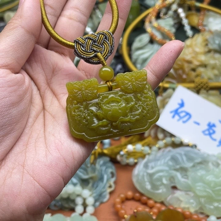 蛇纹石玉吊坠合金