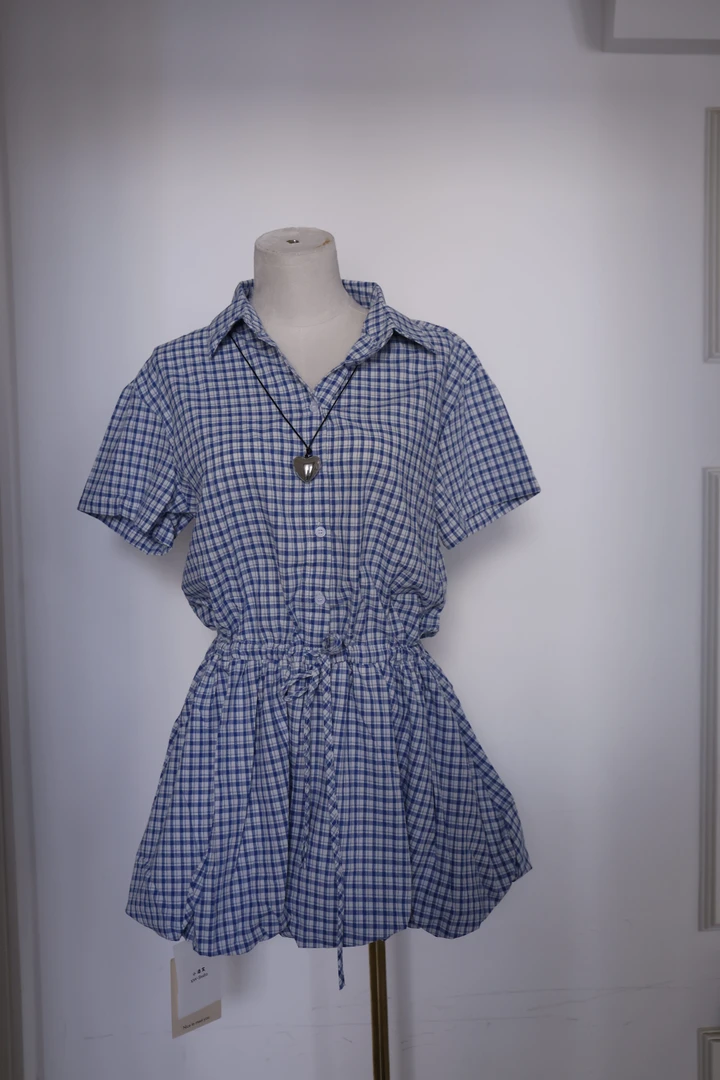 夏季小个子蓝色格子连衣裙通勤小众高级感短款抽绳设计感