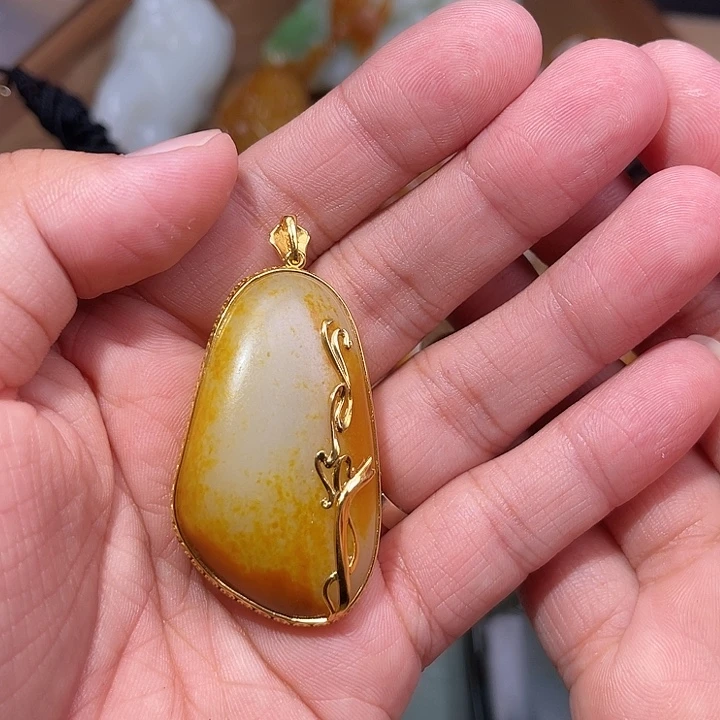 岳***王和田玉未镶嵌颈饰